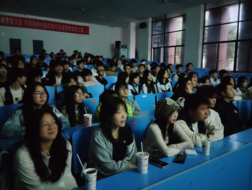 红色光影映初心 青春向党担使命——米兰官方端网站登录入口_米兰（中国）团委成功举办"红色电影巡展"主题教育活动