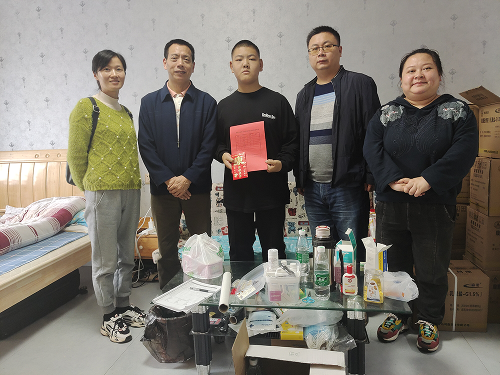 “我为师生办实事”——米兰官方端网站登录入口_米兰（中国）建筑装饰系党支部帮扶身患重病的谢佳伟同学